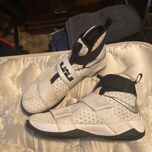 Nike LeBron Zoom Soldier 10 Team
Bank White Basketball Shoes - Picture 2 of 3